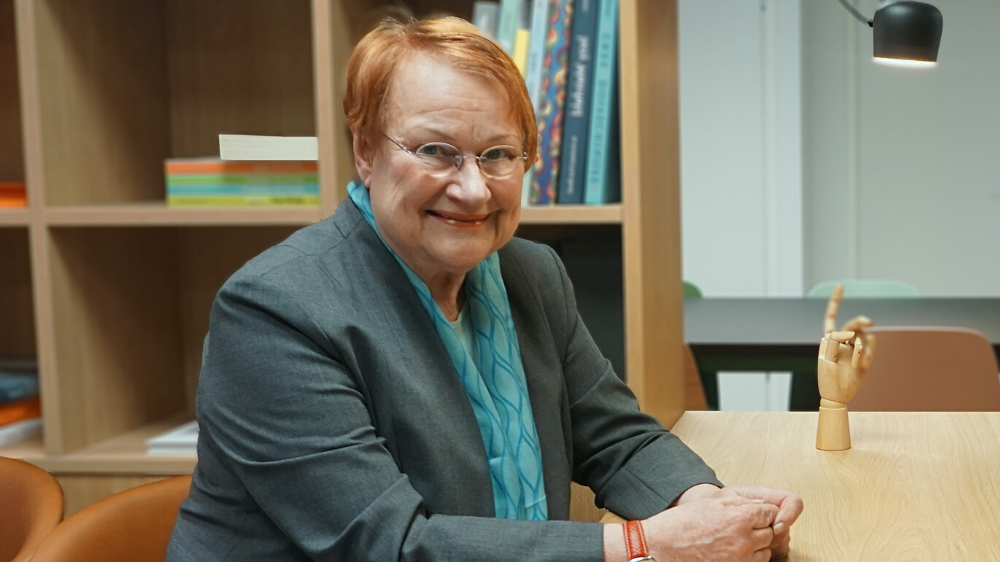 Ruthless Diacritical violet Presidentti Tarja Halonen: ”Kun naiset osallistuvat työelämään ja tekevät  sitä samassa mitassa, samoilla uratavoitteilla kuin miehet, tulee entistä  tärkeämmäksi sovittaa yhteen perhe ja työelämä” | UN Women