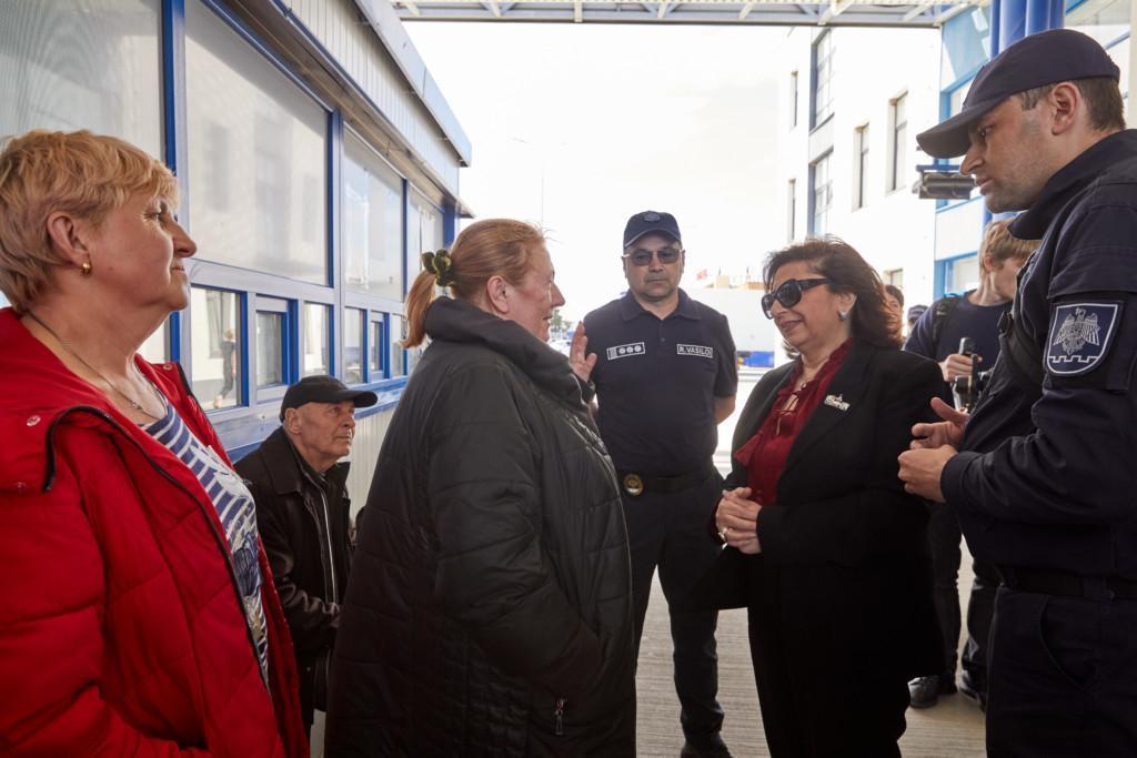 UN Womenin pääjohtaja Sima Bahous ukrainalaisten pakolaisnaisten kanssa Palancan rajanylityspaikalla Moldovassa. Kuva: Aurel Obreja / UN Women