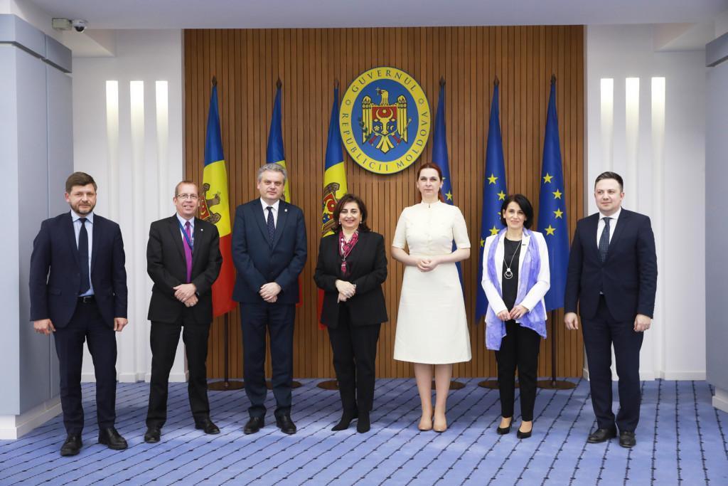 UN Womenin pääjohtaja Sima Bahous Moldovan tasavallan korkeiden virkamiesten kanssa. Kuva: Aurel Obreja / UN Women