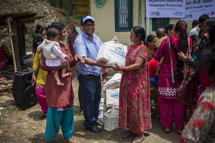 UN Women perustaa naistenkeskuksia ja jakaa avustustarvikkeita kaikkein heikoimmassa asemassa oleville naisille Nepalin maanjäristysalueilla.