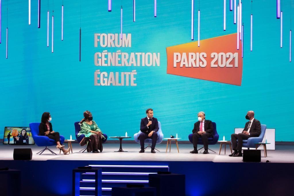 Viisi puhujaa Pariisin Generation Equality -foorumin avajaistapahtumassa; keskellä Ranskan presidentti Emmanuel Macron ja YK:n pääsihteeri António Guterres.