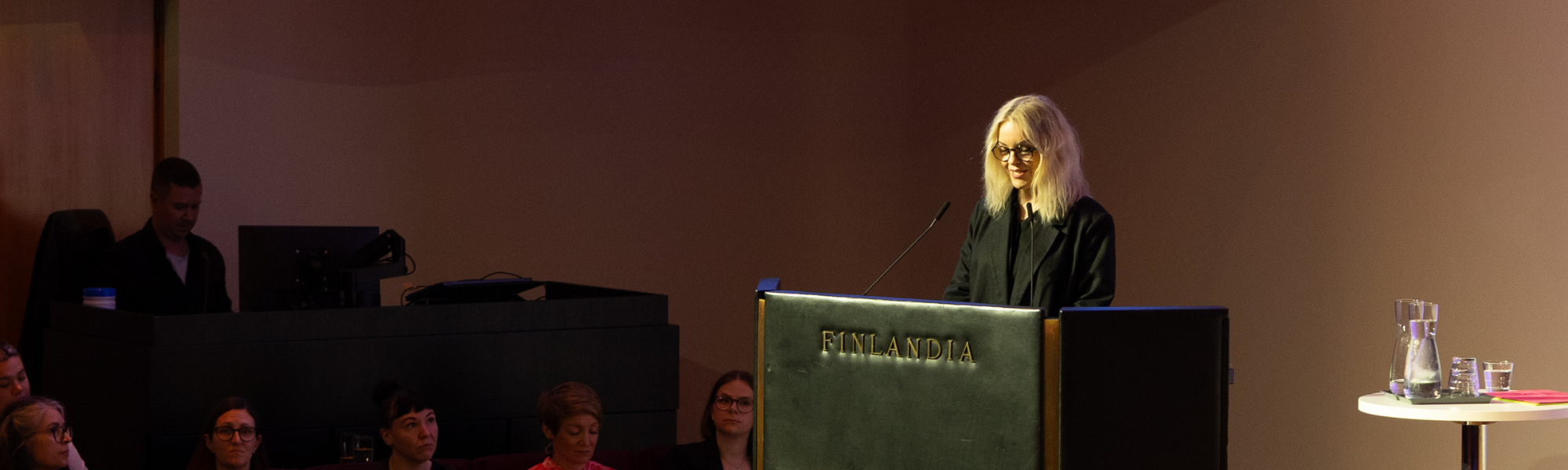 Elina Korhonen puhujapöntössä