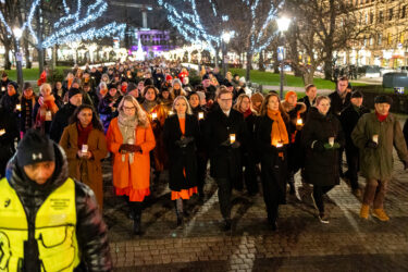 Hiljainen kynttiläkulkue kokosi satoja ihmisiä Esplanadin puistoon – mukana tasavallan presidentin puoliso Suzanne Innes-Stubb ja Helsingin pormestari Daniel Sazonov