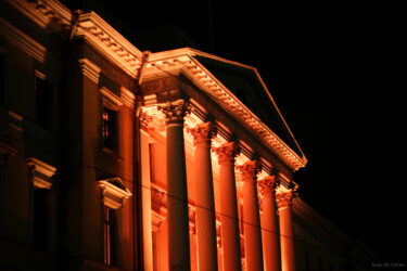 Helsingin pormestari Daniel Sazonov osallistuu hiljaiseen kynttiläkulkueeseen 25.11. naisiin kohdistuvan väkivallan lopettamiseksi – Oranssit päivät -kampanjan virallisena suojelijana toimii tasavallan presidentin puoliso Suzanne Innes-Stubb