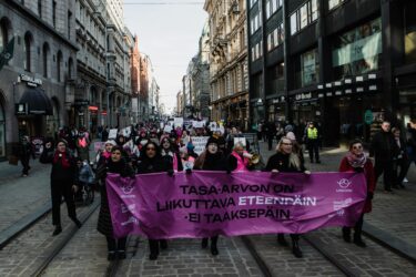 Naistenpäivän marssin osallistujamäärä kaksinkertaistui viime vuodesta – jopa 20 000 ihmistä marssi Helsingin halki vaatien konkreettisia toimia tasa-arvon ja naisten ja tyttöjen oikeuksien edistämiseksi