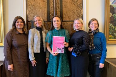 Järjestöt luovuttivat vetoomuksen ministeri Karoliina Partaselle – 15 520 suomalaista vaatii konkreettisia tekoja naisiin kohdistuvan väkivallan lopettamiseksi